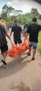 Sejumlah personel Polsek BTS Ulu bersama warga saat mengevakuasi jasad Rozi (39) dari aliran Sungai Pering, Desa Raksa Budi, Kecamatan BTS Ulu, Kabupaten Musi Rawas, Sabtu (20/6/2026) sore.