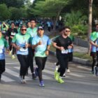 Ribuan pelari memadati rute Bank Aceh Bhayangkara Run 2026 yang digelar di Banda Aceh, Minggu (21/6/2026). Event lari terbesar dalam rangka Hari Bhayangkara ke-80 ini diikuti oleh 4.200 peserta dari berbagai kalangan dan wilayah. (Foto: [Nama Fotografer]/Dok. Polda Aceh)