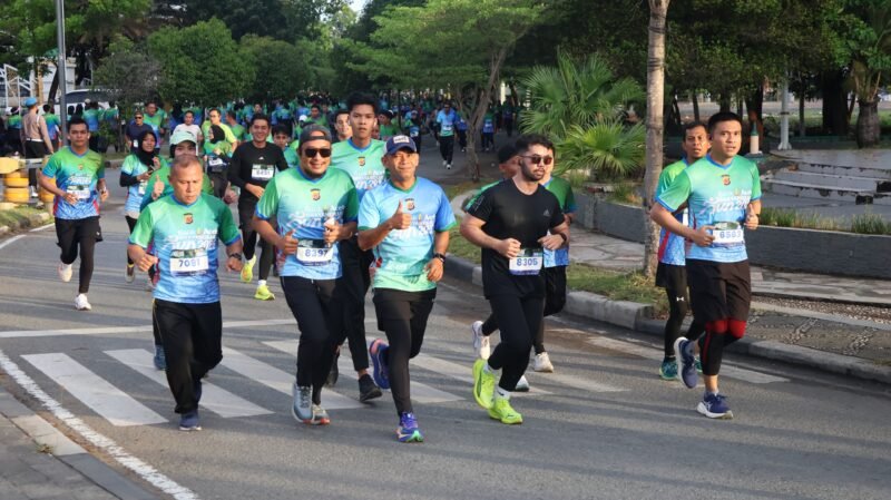 Ribuan pelari memadati rute Bank Aceh Bhayangkara Run 2026 yang digelar di Banda Aceh, Minggu (21/6/2026). Event lari terbesar dalam rangka Hari Bhayangkara ke-80 ini diikuti oleh 4.200 peserta dari berbagai kalangan dan wilayah. (Foto: [Nama Fotografer]/Dok. Polda Aceh)
