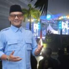 Ribuan jamaah, didominasi generasi muda, tetap antusias mendengarkan tausiyah Ustaz Dr. Adi Hidayat, Lc., M.A. meski diguyur hujan pada gelaran Bhayangkara Fest 2026 di Lapangan Merah Polda Aceh, Jumat malam (19/6/2026).