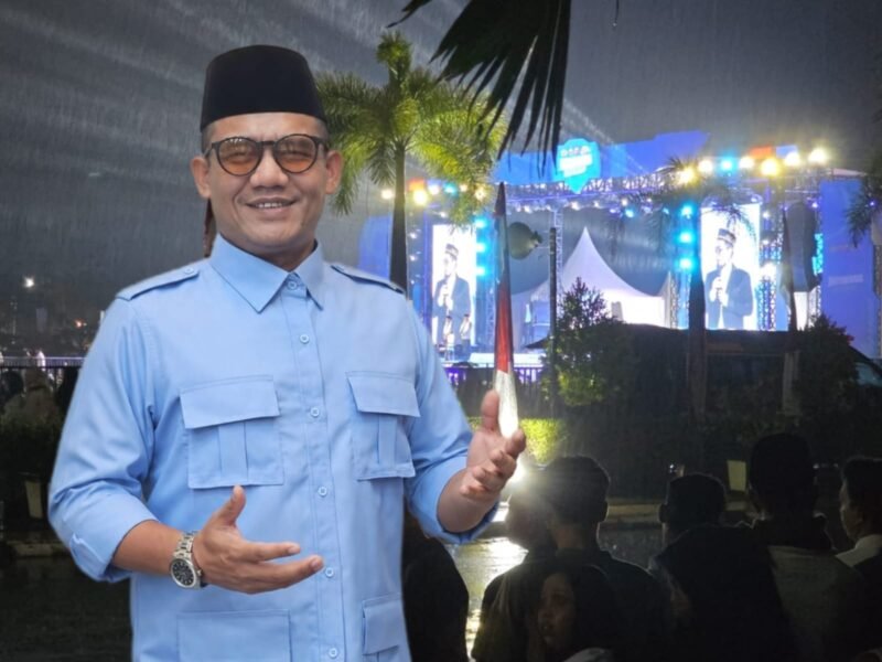 Ribuan jamaah, didominasi generasi muda, tetap antusias mendengarkan tausiyah Ustaz Dr. Adi Hidayat, Lc., M.A. meski diguyur hujan pada gelaran Bhayangkara Fest 2026 di Lapangan Merah Polda Aceh, Jumat malam (19/6/2026).