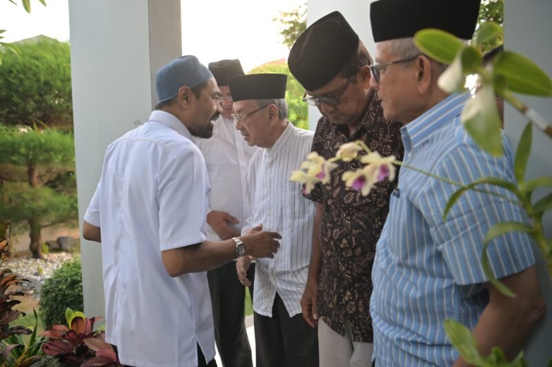 Suasana takziah Gubernur Aceh Muzakir Manaf bersama tokoh masyarakat dan keluarga almarhum dr. Zaini Abdullah di rumah duka, kawasan Aceh Besar, Minggu (21/6/2026).