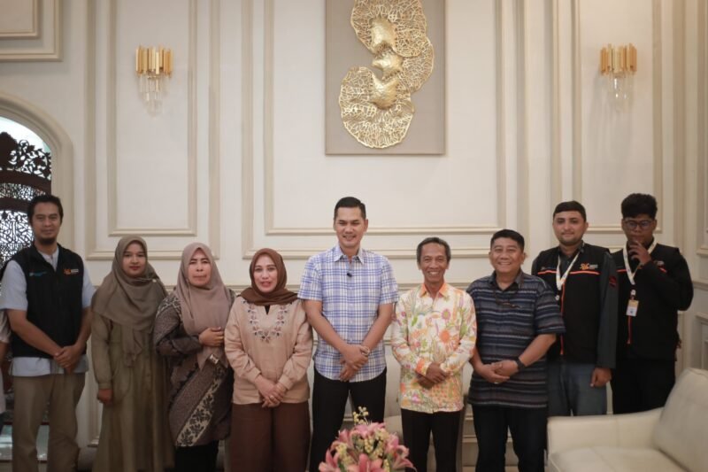 Sekretaris Daerah Aceh, M. Nasir, S.IP., MPA, didampingi Ketua DWP Aceh, Malahayati M. Nasir, menerima kedatangan petugas lapangan Tim Pendataan Sensus Ekonomi 2026 (SE2026) dari BPS di kediaman resmi Sekda Aceh, Banda Aceh, Minggu (21/6/2026).