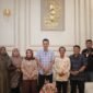 Sekretaris Daerah Aceh, M. Nasir, S.IP., MPA, didampingi Ketua DWP Aceh, Malahayati M. Nasir, menerima kedatangan petugas lapangan Tim Pendataan Sensus Ekonomi 2026 (SE2026) dari BPS di kediaman resmi Sekda Aceh, Banda Aceh, Minggu (21/6/2026).