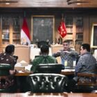 Presiden Prabowo Subianto (tengah) berbincang bersama Menteri Pemuda dan Olahraga (Menpora) Erick Thohir (kiri) dan pelatih Timnas Indonesia John Herdman (kanan) di kediaman pribadinya di Hambalang, Jawa Barat, Jumat (19/6/2026).