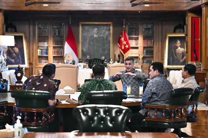 Presiden Prabowo Subianto (tengah) berbincang bersama Menteri Pemuda dan Olahraga (Menpora) Erick Thohir (kiri) dan pelatih Timnas Indonesia John Herdman (kanan) di kediaman pribadinya di Hambalang, Jawa Barat, Jumat (19/6/2026).