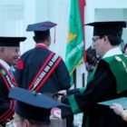 Rektor UIN Ar-Raniry Banda Aceh, Prof. Dr. Mujiburrahman, M.Ag., menyampaikan pidato dalam wisuda Gelombang I dan II Tahun 2026 di Auditorium Prof. Ali Hasjmy, Banda Aceh, Senin (22/6/2026). Pada wisuda kali ini, UIN Ar-Raniry meluluskan 2.060 wisudawan program sarjana, magister, dan doktor. (Foto: Dok. UIN Ar-Raniry)