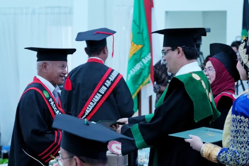 Rektor UIN Ar-Raniry Banda Aceh, Prof. Dr. Mujiburrahman, M.Ag., menyampaikan pidato dalam wisuda Gelombang I dan II Tahun 2026 di Auditorium Prof. Ali Hasjmy, Banda Aceh, Senin (22/6/2026). Pada wisuda kali ini, UIN Ar-Raniry meluluskan 2.060 wisudawan program sarjana, magister, dan doktor. (Foto: Dok. UIN Ar-Raniry)