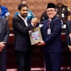 Gubernur Aceh Muzakir Manaf (Mualem) menerima dokumen Laporan Hasil Pemeriksaan (LHP) atas Laporan Keuangan Pemerintah Aceh TA 2025 dari Staf Ahli Bidang Manajemen Risiko BPK RI Hery Subowo dalam Sidang Paripurna DPR Aceh di Banda Aceh, Senin (22/6/2026). 