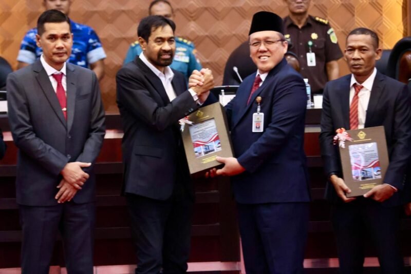 Gubernur Aceh Muzakir Manaf (Mualem) menerima dokumen Laporan Hasil Pemeriksaan (LHP) atas Laporan Keuangan Pemerintah Aceh TA 2025 dari Staf Ahli Bidang Manajemen Risiko BPK RI Hery Subowo dalam Sidang Paripurna DPR Aceh di Banda Aceh, Senin (22/6/2026). 