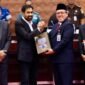 Gubernur Aceh Muzakir Manaf (Mualem) menerima dokumen Laporan Hasil Pemeriksaan (LHP) atas Laporan Keuangan Pemerintah Aceh TA 2025 dari Staf Ahli Bidang Manajemen Risiko BPK RI Hery Subowo dalam Sidang Paripurna DPR Aceh di Banda Aceh, Senin (22/6/2026). 