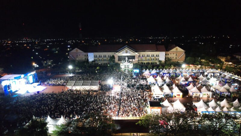 Ribuan warga memadati Lapangan Merah Mapolda Aceh pada malam ketiga pelaksanaan Bhayangkara Fest 2026 di Banda Aceh, Minggu (21/6/2026). Data CCTV People Counting mencatat sebanyak 33.149 orang berkunjung ke festival yang digelar dalam rangka menyambut Hari Bhayangkara ke-80 tersebut. (Foto: Dok. Humas Polda Aceh)