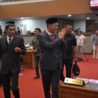 Sekretaris Daerah Aceh, M. Nasir (tengah/kanan/kiri - sesuaikan posisi), menghadiri Rapat Paripurna DPRA terkait persetujuan dan penetapan tiga Rancangan Qanun Aceh usul inisiatif DPRA Tahun 2026 di Gedung Utama DPRA, Banda Aceh, Senin (22/6/2026).