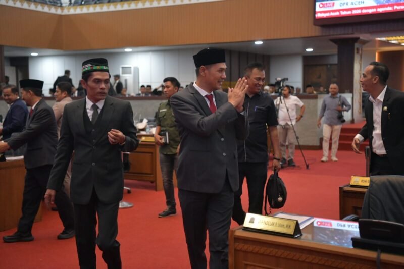 Sekretaris Daerah Aceh, M. Nasir (tengah/kanan/kiri - sesuaikan posisi), menghadiri Rapat Paripurna DPRA terkait persetujuan dan penetapan tiga Rancangan Qanun Aceh usul inisiatif DPRA Tahun 2026 di Gedung Utama DPRA, Banda Aceh, Senin (22/6/2026).