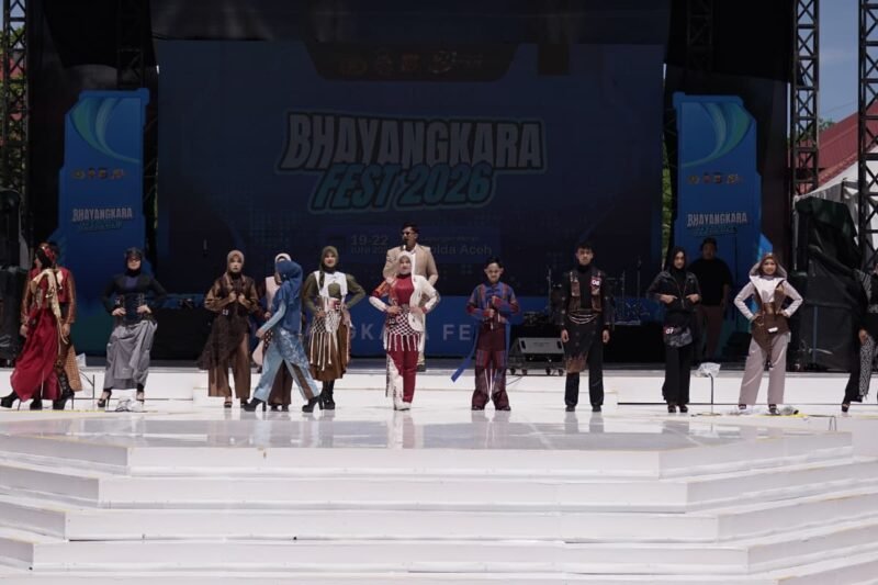Sejumlah peserta cilik tampil percaya diri dalam lomba Fashion Show hari ke-4 Bhayangkara Fest 2026 di Lapangan Polda Aceh, Banda Aceh, Senin (22/6/2026). Acara ini diikuti oleh 60 peserta dari kategori anak-anak dan remaja guna mengasah kreativitas serta rasa percaya diri sejak dini.