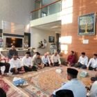 Sekretaris Daerah Aceh, M. Nasir, S.IP., MPA., bersama para Kepala Satuan Kerja Perangkat Aceh (SKPA) saat melaksanakan takziah ke rumah duka almarhum dr. Zaini Abdullah (Gubernur Aceh periode 2012–2017) di Gampong Garot, Kecamatan Darul Imarah, Aceh Besar, Senin (22/6/2026) sore. Kedatangan rombongan disambut langsung oleh pihak keluarga almarhum.