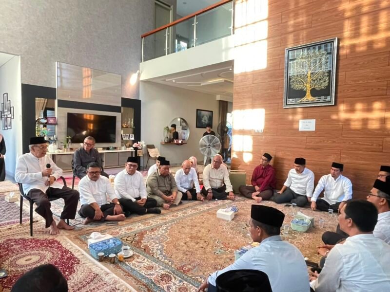 Sekretaris Daerah Aceh, M. Nasir, S.IP., MPA., bersama para Kepala Satuan Kerja Perangkat Aceh (SKPA) saat melaksanakan takziah ke rumah duka almarhum dr. Zaini Abdullah (Gubernur Aceh periode 2012–2017) di Gampong Garot, Kecamatan Darul Imarah, Aceh Besar, Senin (22/6/2026) sore. Kedatangan rombongan disambut langsung oleh pihak keluarga almarhum.