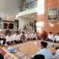 Sekretaris Daerah Aceh, M. Nasir, S.IP., MPA., bersama para Kepala Satuan Kerja Perangkat Aceh (SKPA) saat melaksanakan takziah ke rumah duka almarhum dr. Zaini Abdullah (Gubernur Aceh periode 2012–2017) di Gampong Garot, Kecamatan Darul Imarah, Aceh Besar, Senin (22/6/2026) sore. Kedatangan rombongan disambut langsung oleh pihak keluarga almarhum.