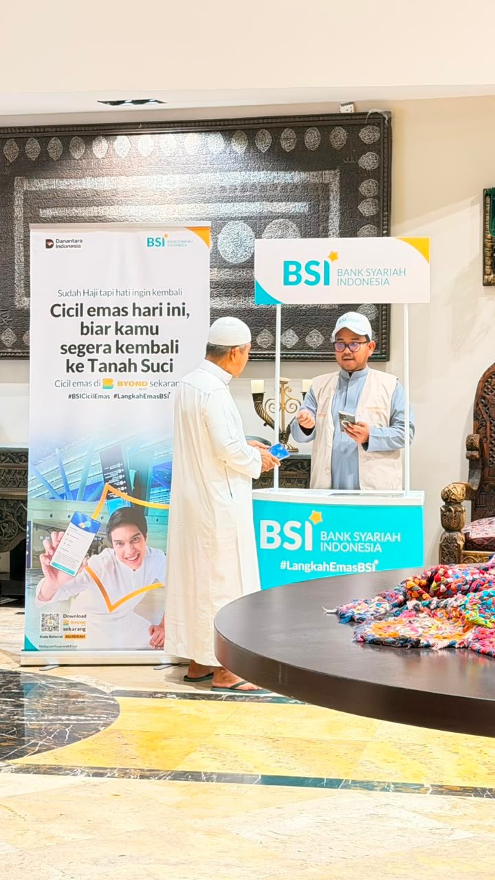 Corporate Secretary PT Bank Syariah Indonesia Tbk (BSI) Wisnu Sunandar (tengah) bersama jajaran manajemen saat meninjau persiapan layanan BSI di Arab Saudi. Langkah strategis ini dilakukan pasca-perolehan initial approval dari Bank Sentral Arab Saudi (SAMA) guna memperkuat ekosistem haji, umrah, dan diaspora Indonesia, Selasa (23/6/2026).