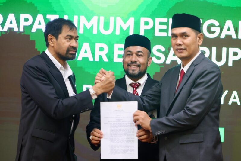 Sekretaris Daerah (Sekda) Aceh, Muhammad Nasir, yang baru saja ditetapkan sebagai Komisaris Utama PT Bank Aceh Syariah untuk masa jabatan 2026–2030 dalam RUPSLB yang berlangsung di Pendopo Gubernur Aceh, Selasa (23/6/2026).