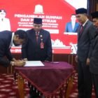 Gubernur Aceh, Muzakir Manaf, saat melantik Dr. Misran Fuadi, S.Ag., MAP sebagai Kepala Dinas Syariat Islam Aceh di Pendopo Gubernur Aceh, Selasa (23/6/2026).