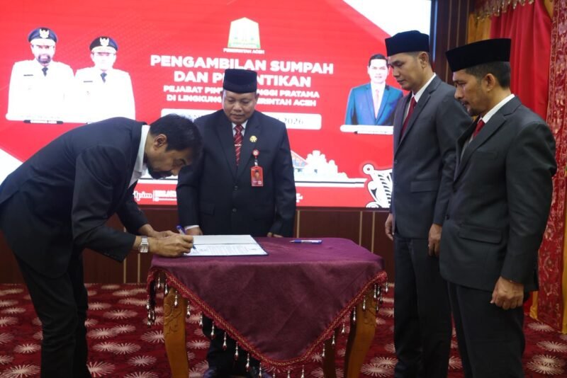 Gubernur Aceh, Muzakir Manaf, saat melantik Dr. Misran Fuadi, S.Ag., MAP sebagai Kepala Dinas Syariat Islam Aceh di Pendopo Gubernur Aceh, Selasa (23/6/2026).