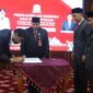 Gubernur Aceh, Muzakir Manaf, saat melantik Dr. Misran Fuadi, S.Ag., MAP sebagai Kepala Dinas Syariat Islam Aceh di Pendopo Gubernur Aceh, Selasa (23/6/2026).