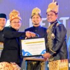 Menteri Mendikdasmen Prof. Dr. Abdul Mu'ti, M.Ed. menyerahkan Pagam Penghargaan kepada Staf Ahli Bupati Aceh Aceh Besar, Abubakar SAg pada acara Anugerah Cakrawala Penyair Nusantara di Aula Keurukon Istana Wali Nanggroe Aceh, Kecamatan Darul Imarah, Aceh Besar, Senin (22/06/2026) malam. FOTO/MC ACEH BESAR