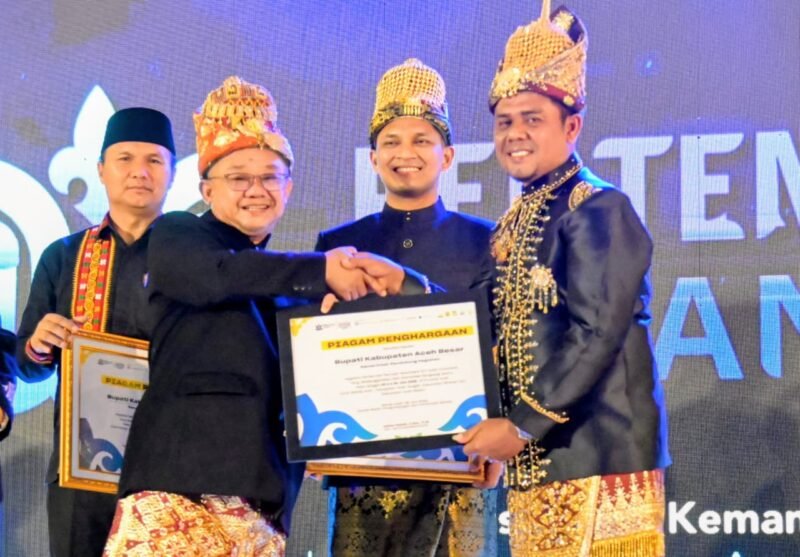 Menteri Mendikdasmen Prof. Dr. Abdul Mu'ti, M.Ed. menyerahkan Pagam Penghargaan kepada Staf Ahli Bupati Aceh Aceh Besar, Abubakar SAg pada acara Anugerah Cakrawala Penyair Nusantara di Aula Keurukon Istana Wali Nanggroe Aceh, Kecamatan Darul Imarah, Aceh Besar, Senin (22/06/2026) malam. FOTO/MC ACEH BESAR