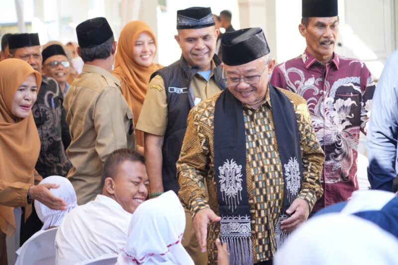 Mendikdasmen Prof. Abdul Mu'ti didampingi Kepala Dinas Pendidikan Aceh, Murthalamuddin, S.Pd., MSP, meninjau fasilitas baru di SLB YPAC Banda Aceh usai meresmikan rampungnya program revitalisasi sekolah di Aceh, Selasa (23/6/2026).

