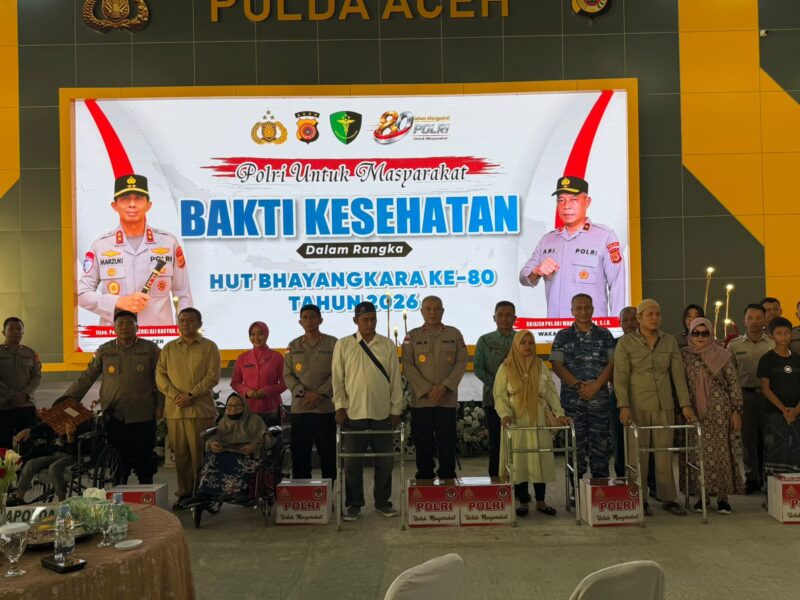 Kapolda Aceh Irjen Pol. Drs. Marzuki Alibasyah, M.M., didampingi para Pejabat Utama Polda Aceh dan Ketua Bhayangkari Daerah Aceh Ny. Ira Marzuki, meninjau langsung pelaksanaan layanan kesehatan gratis dalam rangka Hari Bhayangkara ke-80 di Meuligoe Tribrata Polda Aceh, Selasa (23/6/2026).