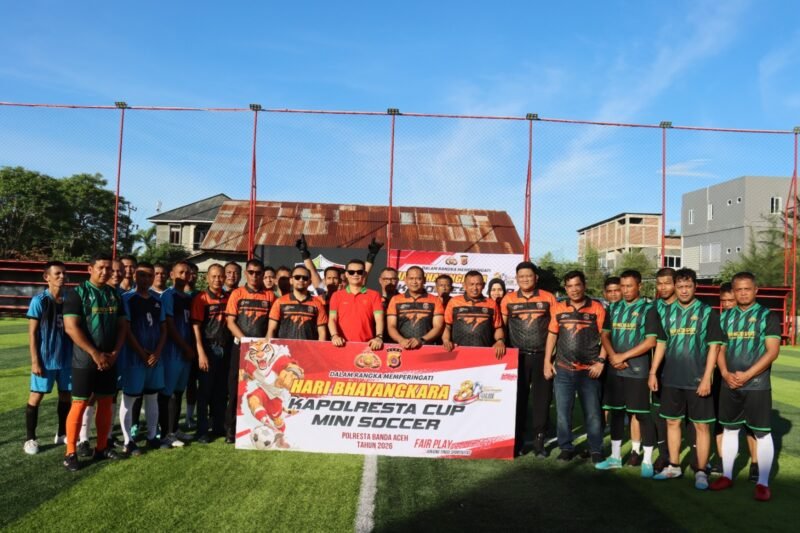 Sebanyak 16 klub dari jajaran Polresta Banda Aceh berfoto bersama sebelum memulai laga dalam Turnamen Kapolresta Cup dalam rangka menyemarakkan HUT Bhayangkara ke-80 di Banda Aceh.