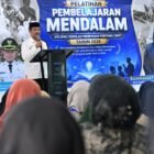 Wakil Bupati Aceh Besar Drs H Syukri memberikan sambutan dan sekaligus membuka Pelatihan Pembelajaran Mendalam jenjang SMP di Aula Disnakertrans Aceh Besar, Rabu (24/6/2026). FOTO/MC ACEH BESAR