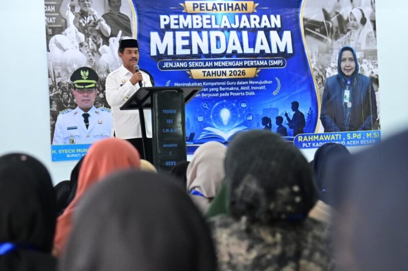 Wakil Bupati Aceh Besar Drs H Syukri memberikan sambutan dan sekaligus membuka Pelatihan Pembelajaran Mendalam jenjang SMP di Aula Disnakertrans Aceh Besar, Rabu (24/6/2026). FOTO/MC ACEH BESAR