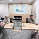 Jakarta, 24 Juni 2026. Petugas taksir emas di Konter Layanan Gadai Emas Bank Syariah Indonesia sedang menaksir emas dan menjelaskan gadai emas. Jelang tahun ajaran baru sekolah, tren gadai emas di BSI meningkat signifikan. Rata-rata dalam sebulan jumlah transaksi lebih dari 120 ribu transaksi gadai emas. Hal ini dikarenakan gadai emas menjadi salah satu solusi kebutuhan dana cepat yang aman tanpa harus menjual aset emas yang dimiliki nasabah.