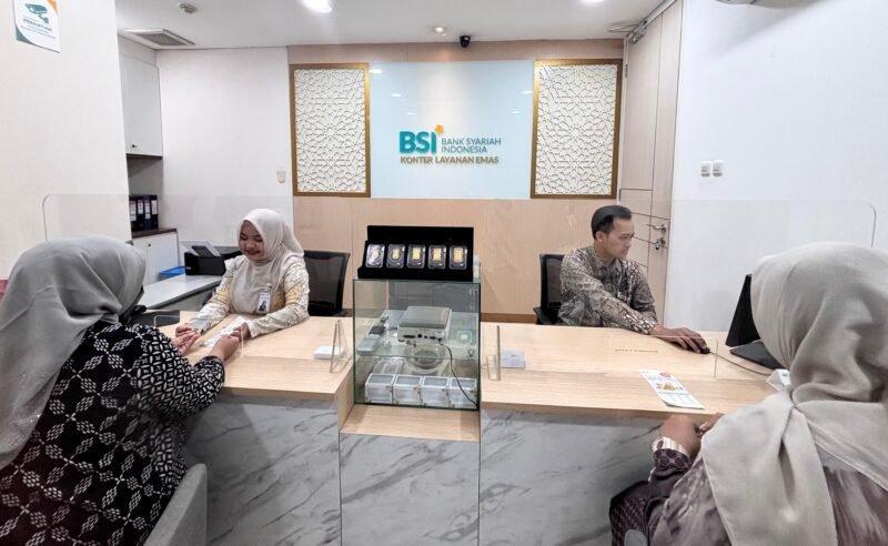 Jakarta, 24 Juni 2026. Petugas taksir emas di Konter Layanan Gadai Emas Bank Syariah Indonesia sedang menaksir emas dan menjelaskan gadai emas. Jelang tahun ajaran baru sekolah, tren gadai emas di BSI meningkat signifikan. Rata-rata dalam sebulan jumlah transaksi lebih dari 120 ribu transaksi gadai emas. Hal ini dikarenakan gadai emas menjadi salah satu solusi kebutuhan dana cepat yang aman tanpa harus menjual aset emas yang dimiliki nasabah.
