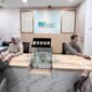Jakarta, 24 Juni 2026. Petugas taksir emas di Konter Layanan Gadai Emas Bank Syariah Indonesia sedang menaksir emas dan menjelaskan gadai emas. Jelang tahun ajaran baru sekolah, tren gadai emas di BSI meningkat signifikan. Rata-rata dalam sebulan jumlah transaksi lebih dari 120 ribu transaksi gadai emas. Hal ini dikarenakan gadai emas menjadi salah satu solusi kebutuhan dana cepat yang aman tanpa harus menjual aset emas yang dimiliki nasabah.