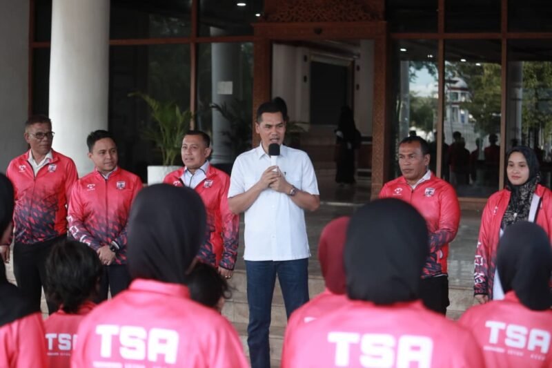 Sekda Aceh, M. Nasir, memberikan arahan mengenai pentingnya kedisiplinan dan menjaga nama baik daerah kepada para atlet Taekwondo Setda Aceh (TSA) sebelum diberangkatkan ke National Taekwondo Championship 2026 di Sumatera Utara, Rabu (24/6/2026).