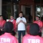 Sekda Aceh, M. Nasir, memberikan arahan mengenai pentingnya kedisiplinan dan menjaga nama baik daerah kepada para atlet Taekwondo Setda Aceh (TSA) sebelum diberangkatkan ke National Taekwondo Championship 2026 di Sumatera Utara, Rabu (24/6/2026).