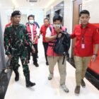 Tiga tersangka kasus dugaan korupsi di Kementerian PU (dari kiri ke kanan) YRW, RW, dan JSR saat digiring petugas menuju mobil tahanan di Gedung Kejati Daerah Khusus Jakarta, Rabu (24/6/2026). Ketiganya resmi ditahan di Rutan Salemba untuk 20 hari ke depan.
