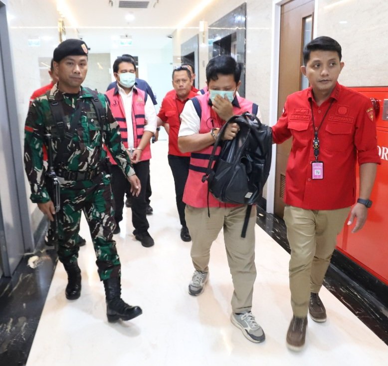 Tiga tersangka kasus dugaan korupsi di Kementerian PU (dari kiri ke kanan) YRW, RW, dan JSR saat digiring petugas menuju mobil tahanan di Gedung Kejati Daerah Khusus Jakarta, Rabu (24/6/2026). Ketiganya resmi ditahan di Rutan Salemba untuk 20 hari ke depan.