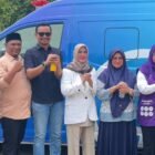 Anggota DPRK Banda Aceh Hj. Efiaty Z & Ar. Aulia Rahman hadiri prosesi peusijuek satu unit mobil ambulans Puskesmas Keliling untuk Gampong Alue Naga, Syiah Kuala, Sabtu 13/6/2026.
