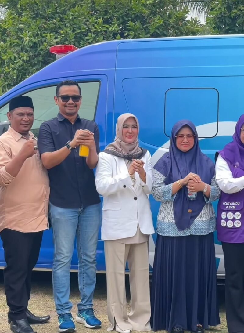 Anggota DPRK Banda Aceh Hj. Efiaty Z & Ar. Aulia Rahman hadiri prosesi peusijuek satu unit mobil ambulans Puskesmas Keliling untuk Gampong Alue Naga, Syiah Kuala, Sabtu 13/6/2026.