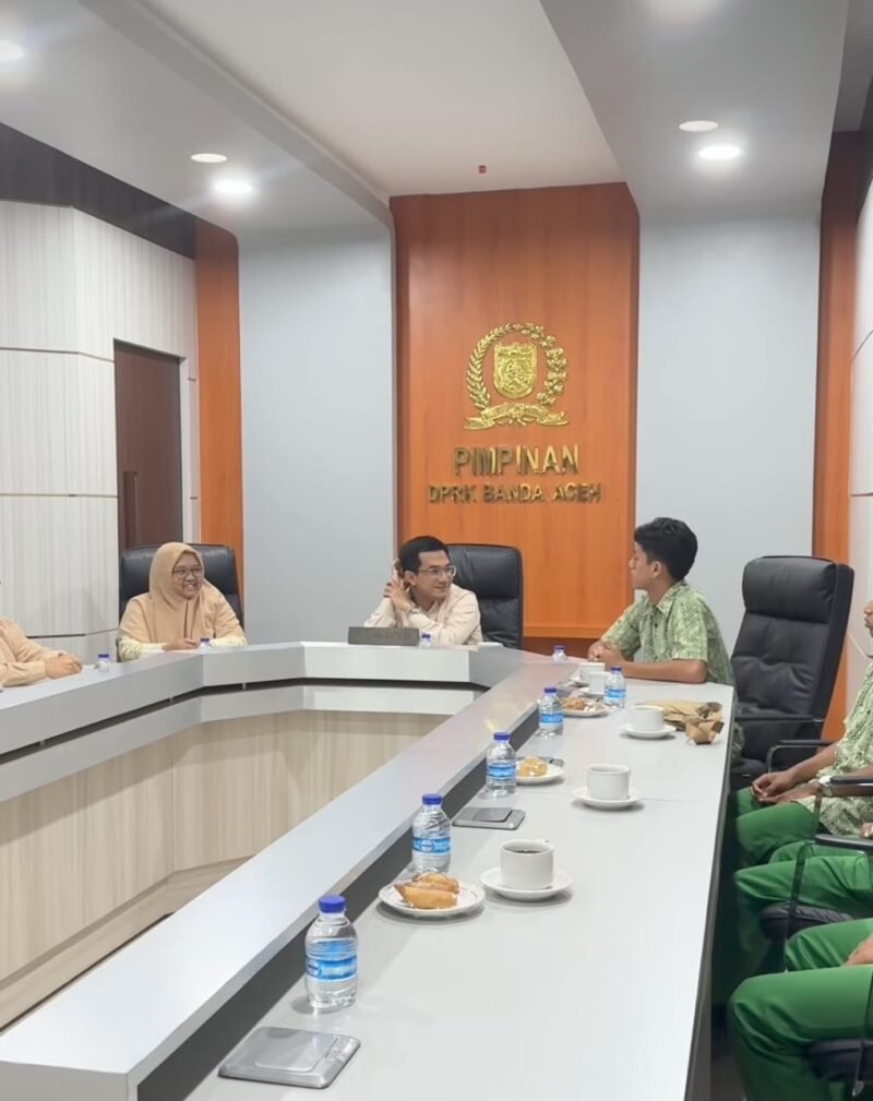 Ketua DPRK Banda Aceh Irwansyah ST terima audiensi panitia LKMM Pemerintahan Mahasiswa Univ Aceh bersama OSIS SMA Negeri 3 Banda Aceh di ruang kerja DPRK, Kamis 18/6/2026.