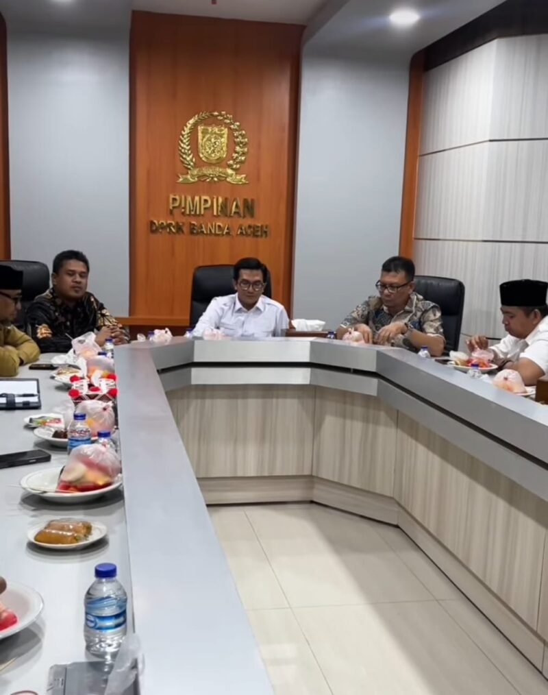 DPRK Banda Aceh menggelar Rapat Badan Musyawarah dilanjutkan rapat bersama Ketua Fraksi & TAPK Pemko di ruang sidang DPRK, Senin 15/6/2026.
