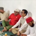 Ketua DPRK Banda Aceh Irwansyah ST bersama sejumlah anggota DPRK hadiri pelantikan Pengurus Pemuda Gampong Peunyeurat di halaman Masjid Al-Makmur, Minggu malam 14/6/2026.