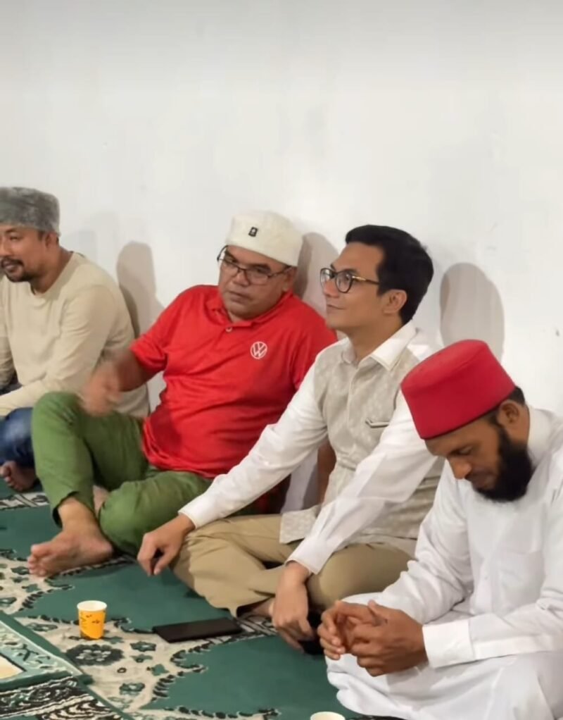 Ketua DPRK Banda Aceh Irwansyah ST bersama sejumlah anggota DPRK hadiri pelantikan Pengurus Pemuda Gampong Peunyeurat di halaman Masjid Al-Makmur, Minggu malam 14/6/2026.