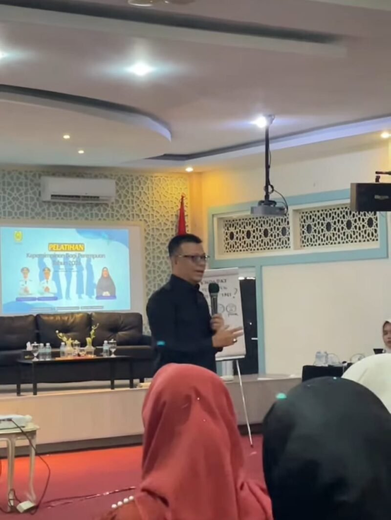Wakil Ketua II DPRK Banda Aceh Dr. Musriadi, S.Pd., M.Pd. hadir sebagai pemateri sekaligus menutup Pelatihan Kepemimpinan Perempuan Kota Banda Aceh, Minggu 7/6/2026.