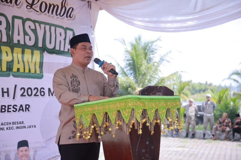 Bupati Aceh Besar, Muharram Idris menyampaikan sambutan memperingati 10 Muharram melalui tradisi memasak bubur asyura dan toet apam, di Halaman Dekranasda Aceh Besar, Kamis (25/6/2026). Kegiatan ini diproyeksikan menjadi agenda tahunan untuk mendongkrak sektor pariwisata religi. (FOTO/PROKOPIM PEMKAB ACEH BESAR)