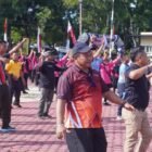 Sekda Aceh Besar, Bahrul Jamil, SSos, MSi, mengikuti Olahraga bersama yang digelar di Halaman Mapolres Aceh Besar, Kamis (25/6/2026). FOTO/MC ACEH BESAR
